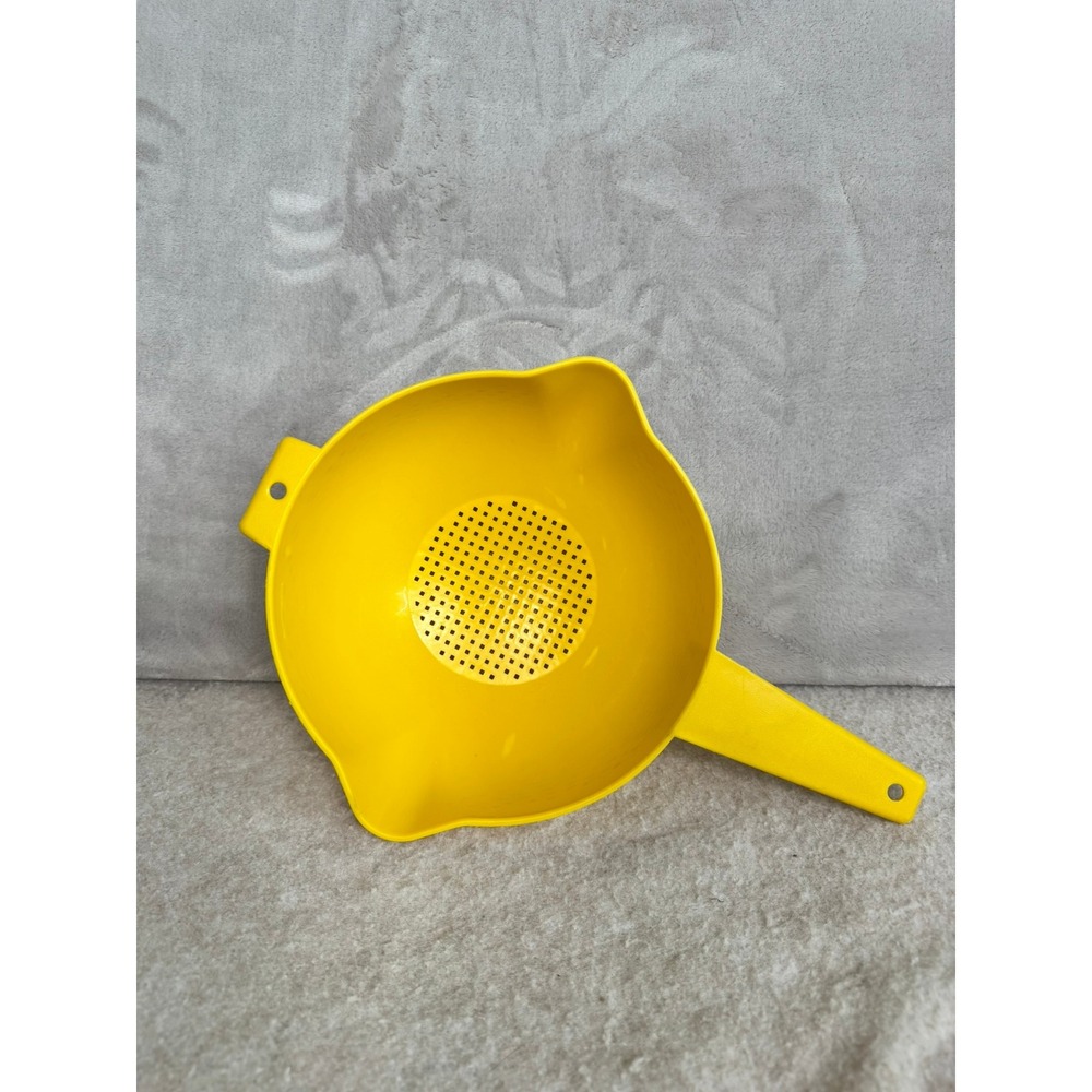Tupperware Yellow Citrus Juicer‎ Strainer with Handle Kitchen Gadget Tool